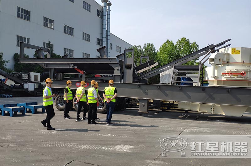 客戶來廠考察移動破石機(jī)