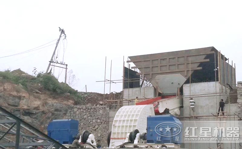 錘式大型石子粉碎機安裝現場