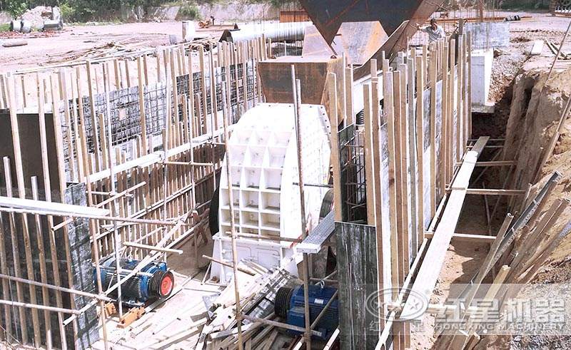 大型碎石場生產線設備錘式破碎機現場安裝中