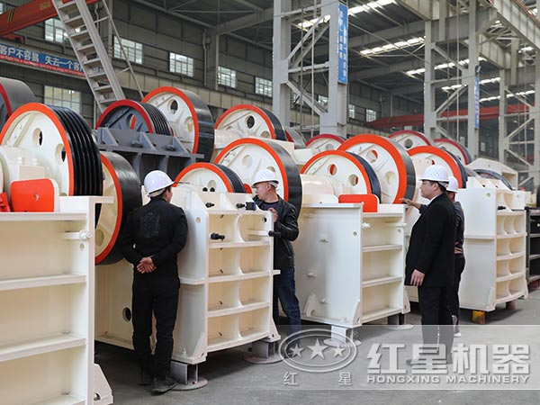 客戶來廠考察破碎機(jī)設(shè)備