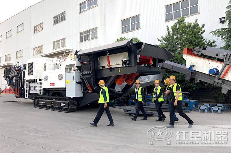 客戶來廠考察帶發電機移動式碎石機設備 客戶來廠考察帶發電機移動式碎石機設備