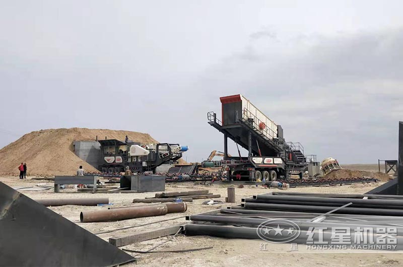 移動式破碎機處理鐵礦石安裝現(xiàn)場 移動式破碎機處理鐵礦石安裝現(xiàn)場