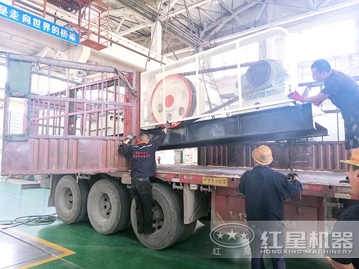 對(duì)輥式粉碎機(jī)裝車發(fā)貨 對(duì)輥式粉碎機(jī)裝車發(fā)貨