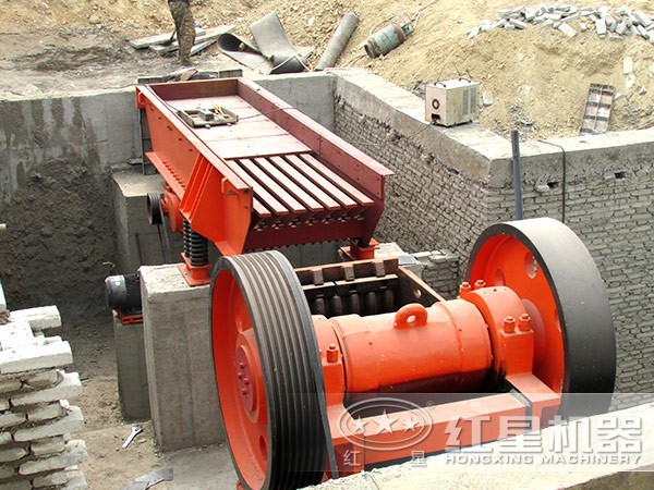 PE-200×300小型鄂破現場作業圖