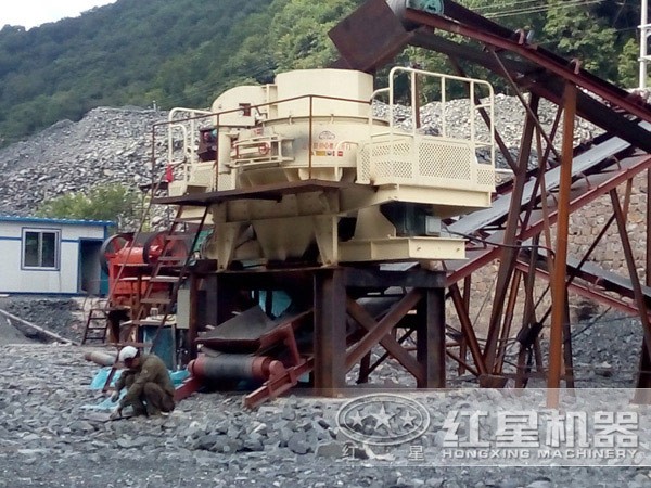 青石、煤矸石一小時300噸破碎設備現場作業圖 青石、煤矸石一小時300噸破碎設備現場作業圖
