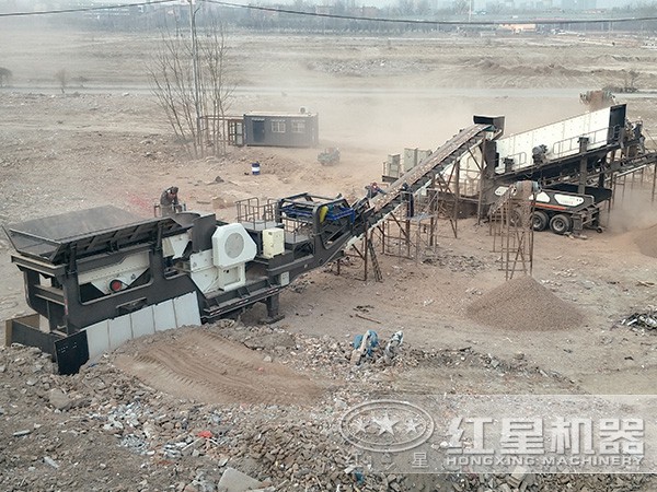 移動顎式破碎機(jī)---搭載HD80顎破--嗑石機(jī)現(xiàn)場圖