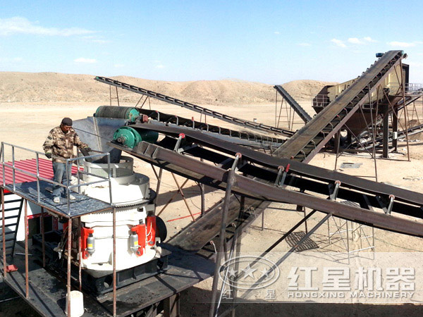 新型多缸液壓圓錐破碎機(jī)現(xiàn)場作業(yè)圖