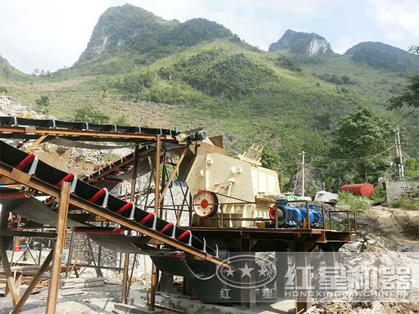 PF反擊式砸石機(jī)_打石機(jī)現(xiàn)場(chǎng)作業(yè)