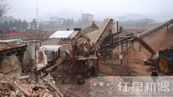 移動破碎機用于破碎建筑垃圾