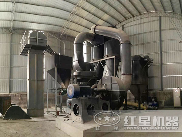 小型立式礦物磨粉機(jī)現(xiàn)場(chǎng)作業(yè)