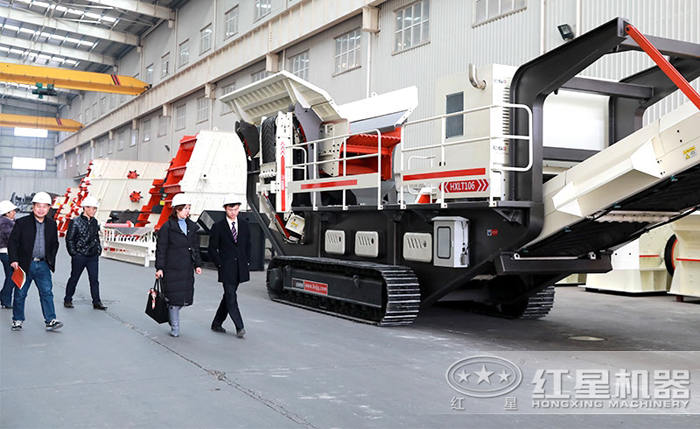 客戶參觀可移動建筑垃圾粉碎機進行詳細了解圖