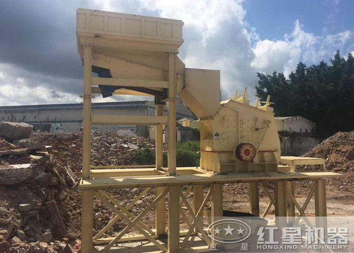 反擊破碎機(jī)破碎建筑廢渣現(xiàn)場(chǎng)