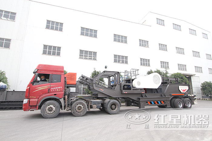 車載式顎式破碎機(jī)在車頭牽引下行走
