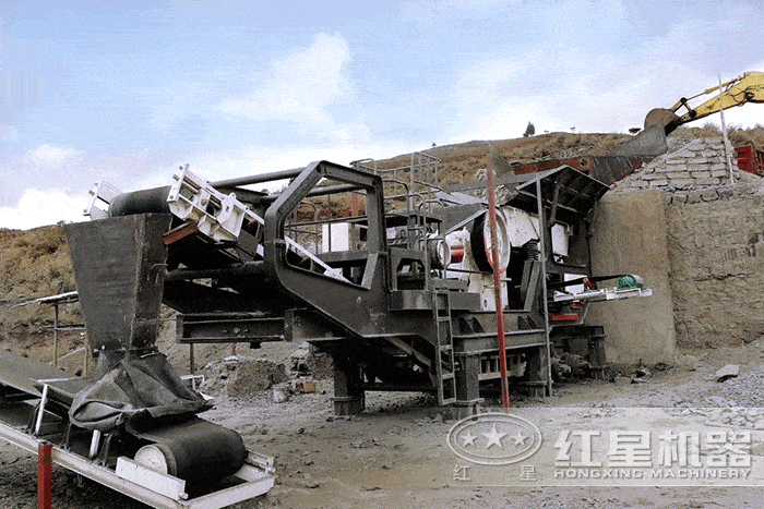 顎式破碎機搭載移動破碎機施工作業(yè)現(xiàn)場