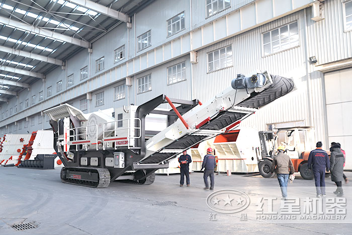用戶到場(chǎng)參觀移動(dòng)建筑垃圾破碎機(jī)