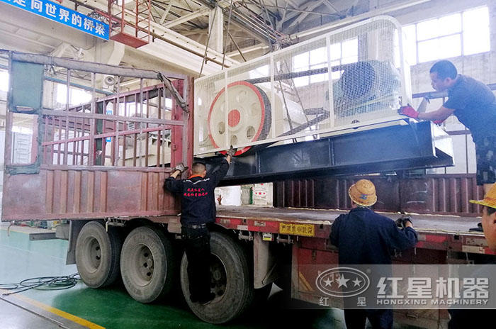對輥制砂機現貨發往客戶現場